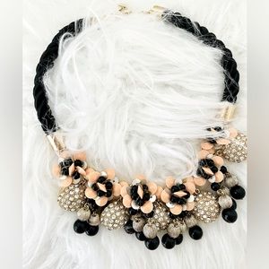 Beautiful and cute necklace, great for party andy dresses!